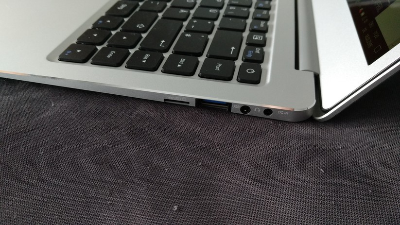 Aufgeladen wird das Primebook mit einem speziellen Netzteil.