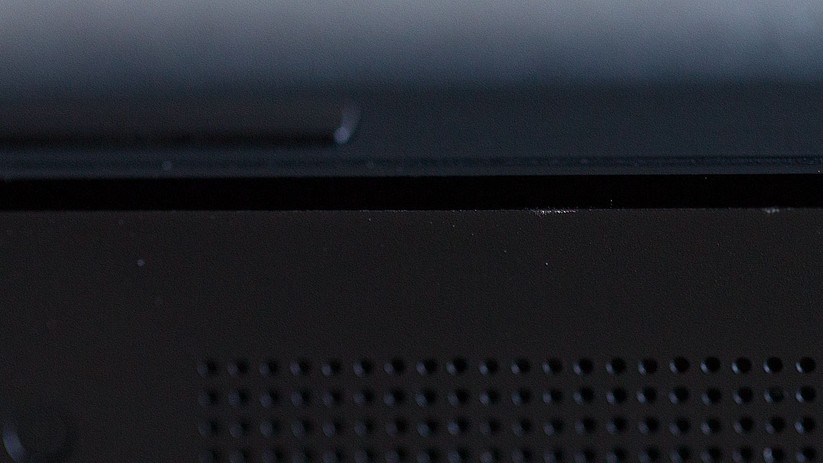Kratzer im Metall: Wie beim iPhone 5 blitzt auch beim HTC One silbernes Aluminium unter der schwarzen Oberfläche. Das silberne Modell zerkratzt zwar auch, doch die Schäden sind hier nicht so deutlich sichtbar. 