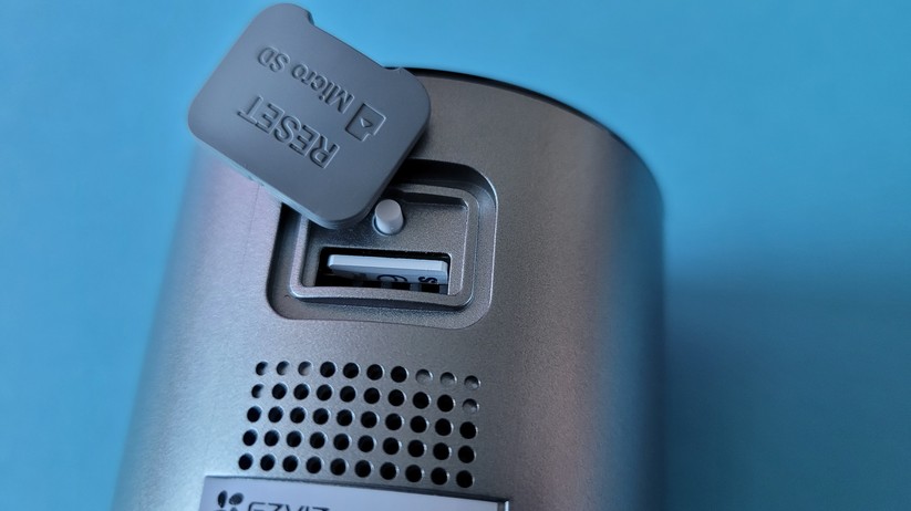 Ezviz EB3: Hinter einer Abdeckung an der Unterseite verbirgt sich der microSD-Card-Slot und der Reset-Knopf.