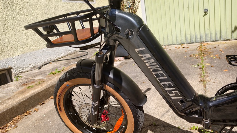 Fat-E-Bike Lankeleisi Golf-X mit vorderem Gepäckträger.