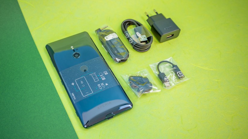 Lieferumfang des Sony Xperia XZ3: Smartphone, Ladegerät, Kopfhörer, USB-C-Kabel und Adapter.