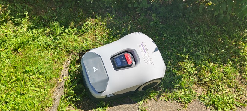 Wie alle bislang getesteten RTK-Mähroboter hat auch der Anthbot Genie 3000 das enge Verbindungsstück zwischen zwei Rasenflächen nicht geschafft. Diese Engstelle haben bislang nur Lidar-basierte Geräte wie Ecovacs Goat A3000, Dreame A2 sowie Mammotion Luba Mini AWD Lidar gemeistert.
