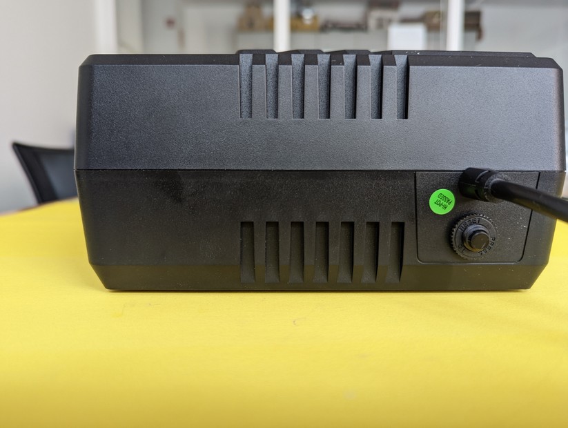 Schade: Das Netzkabel ist ziemlich kurz und nicht austauschbar.