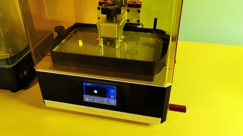 Das Resin muss nicht von Anycubic stammen. Das mitgelieferte Harz hat im Test allerdings sehr ordentlich funktioniert.