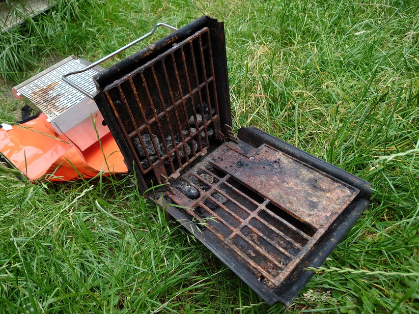 Beim Son of Hibachi steckt die Kohle unter dem Grillrost. So lässt sie sich gut transportieren. Und ja, der Grill gehört mal wieder gesäubert. 