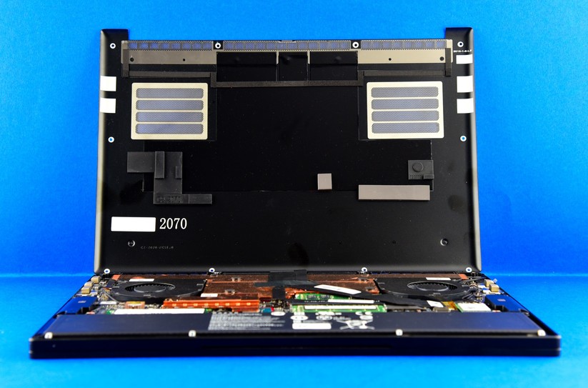 Die im Bild hinter dem Laptop stehende Bodenplatte hat 10 Löcher für 10 kleine Torx-Schräubchen. Wir konnten sie binnen weniger Minuten vom Notebook-Body abmontieren. Der Razer Blade 15 ist extrem Service-freundlich (Bild: Harald Karcher).