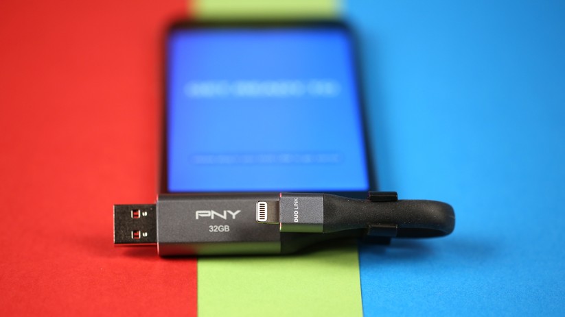 Der Speicher von PNY dient gleichzeitig als Ladekabel.