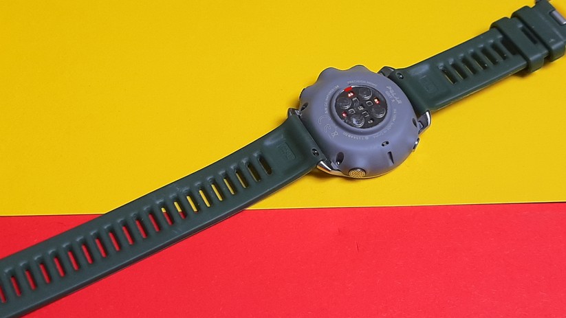 Die Sensoren für den Puls sitzen auf der Rückseite, ein externer Pulsgurt lässt sich per Bluetooth koppeln. 