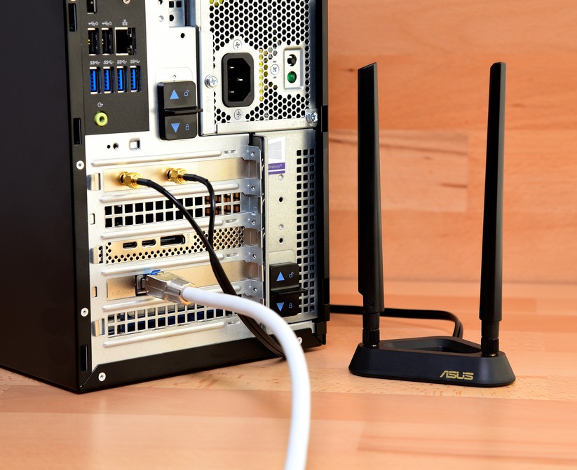 Hier steckt bereits eine schwarze Wifi-6-Karte und eine rote 10-GBit-LAN-Karte im Dell Precision 3630 Tower-PC. Seit dieser Aufrüstung ist der Tower-PC für den optimalen Betrieb an einer AVM 6660 geeignet (Bild: Harald Karcher).