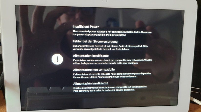 Amazon Echo Hub: Trotz Unterstützung von USB-PD und Quickcharge mit maximal 18 Watt versorgt die im Test verwendete USB-Steckdose den Echo Hub nicht mit genügend Energie.