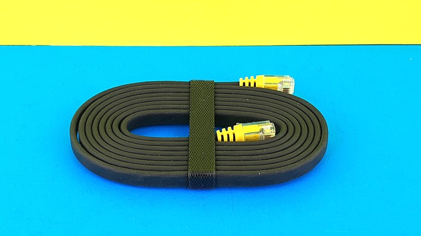 Das mitgelieferte LAN-Ethernet-Kabel ist flach und ebenfalls 1,5 Meter lang. Es wird von einem praktischen Klettverschluss schön zusammengehalten.