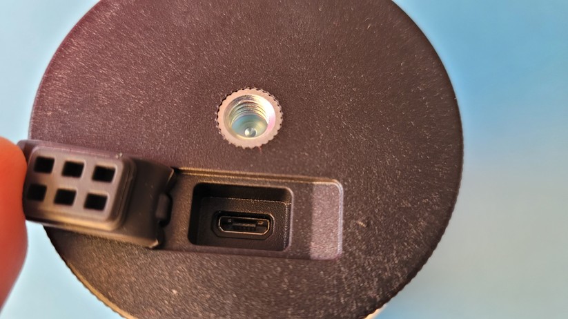 TP-Link Tapo C420S2: Für das Laden des Kameraakkus befindet sich an der Rückseite der Kamera hinter einer Abdeckung ein Micro-USB-Port.