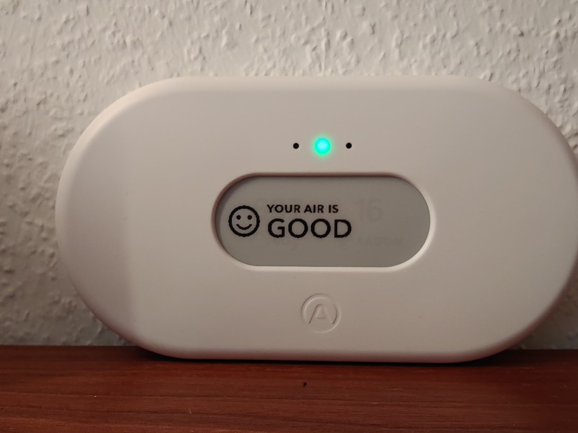 Der Raumluftsensor Airthings View Plus misst Radon, CO2, PM2.5, PM1, Temperatur, Luftdruck und -feuchte.