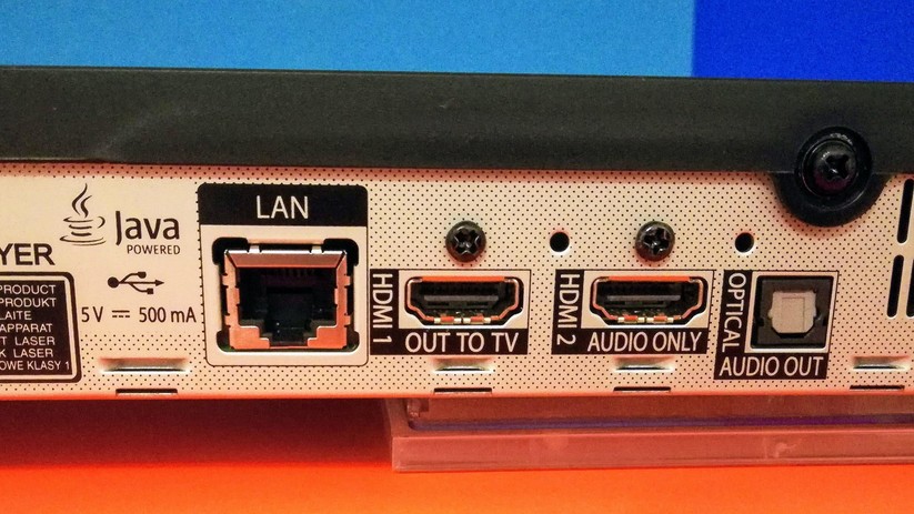 Die rückseitigen Anschlüsse des LG UBK90.