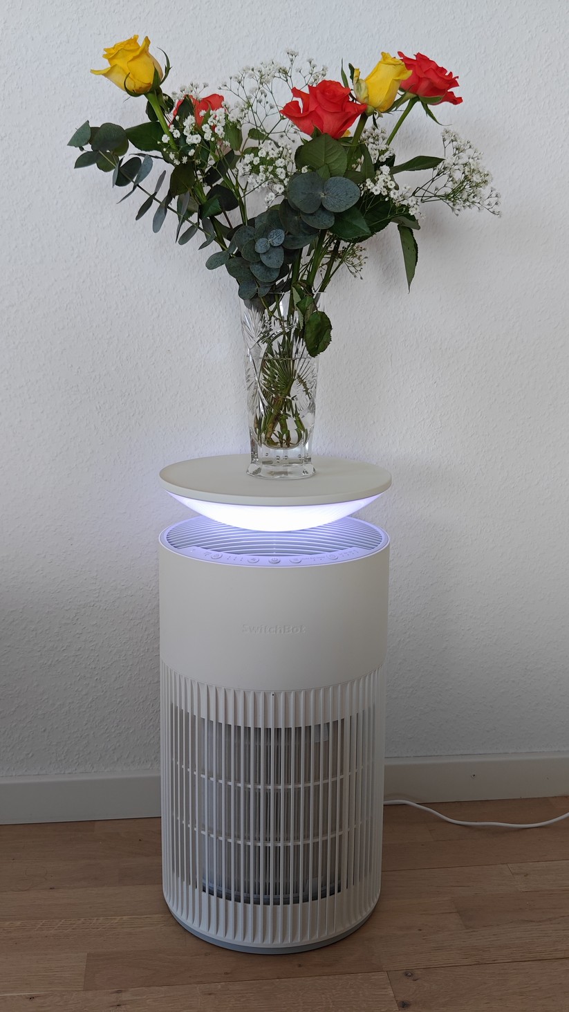 Switchbot Luftreiniger F6: Gegenüber der Tisch-Variante mit integrierter Qi-Ladefläche bietet auch die normale Version eine Ablagefläche.
