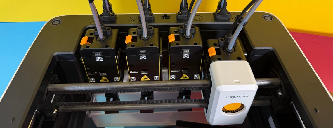 Der Snapmaker U1 hat vier Druckköpfe mit eigenem Hot-End und Extruder-Antrieb. Jeweils ein Druckkopf ist im Einsatz, die anderen werden hinten im Drucker geparkt.