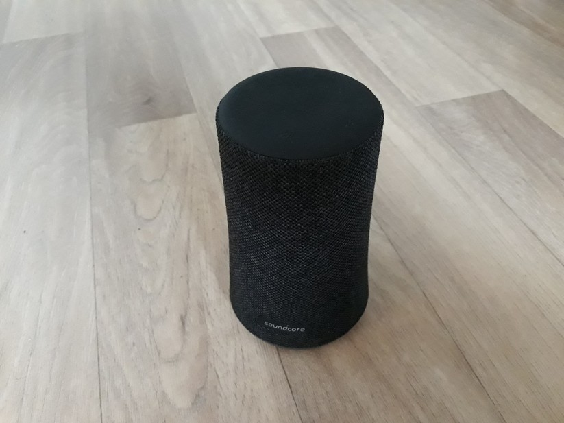 Der Flare Mini von Soundcore besteht aus einem runden Gehäuse mit Textilüberzug sowie einem Bedienpanel auf Silikonfläche an der Oberseite.