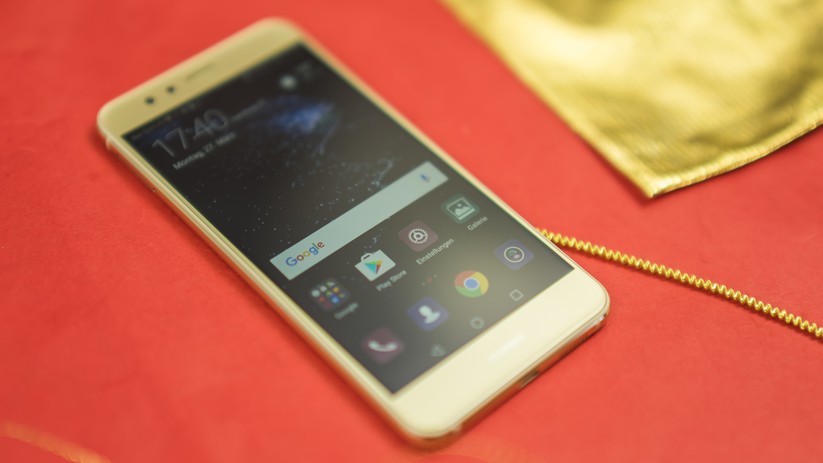 Das Huawei P10 lite verzichtet auf den aktuellen USB-C-Anschluss.