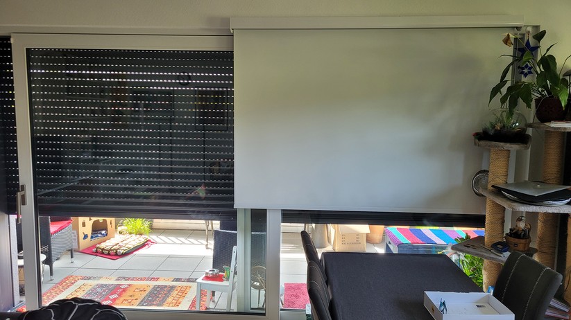 Man könnte die Beschattung in unserer Test-Wohnung auch mit dem elektrischen Rollo realisieren. Doch dieses verläuft über die gesamte Fensterfront, sodass man dann nicht mehr ungehindert auf den Balkon kommt.