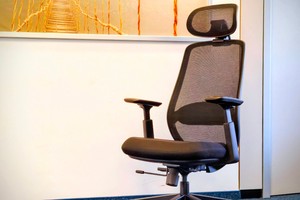  Ergonomischer Bürostuhl mit Lordosenstütze für 170 Euro