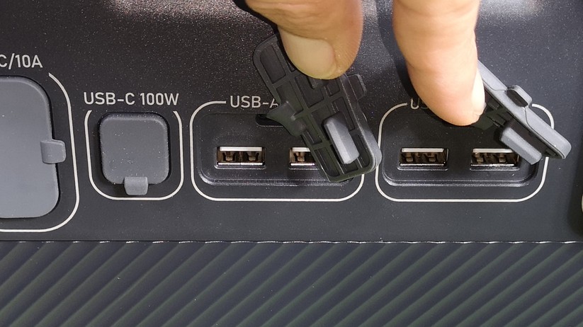 Neben USB-C stehen auch vier USB-A-Ports zur Verfügung.