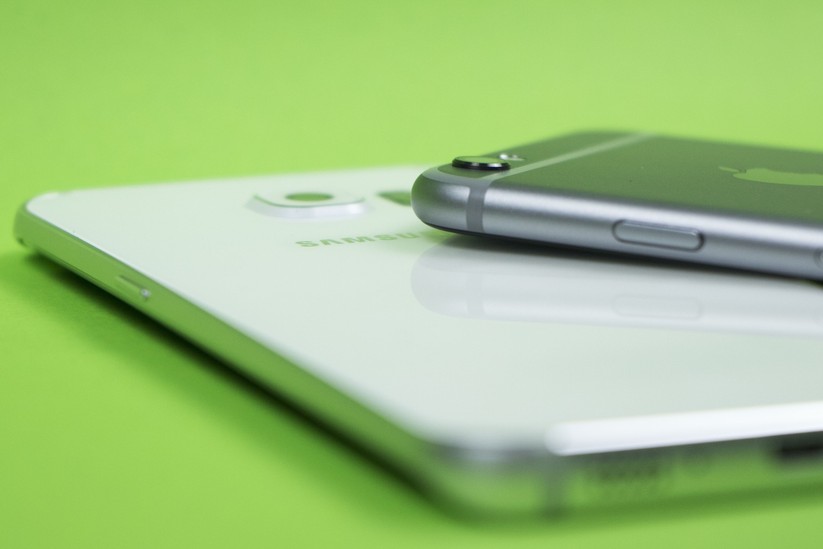 Bei beiden Smartphones guckt die Kamera aus dem Gehäuse heraus –
