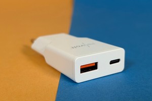 Extrem flaches Handy-Ladegerät Revolt ZX-3658-581 im Test: 30 W, USB-A & USB-C
