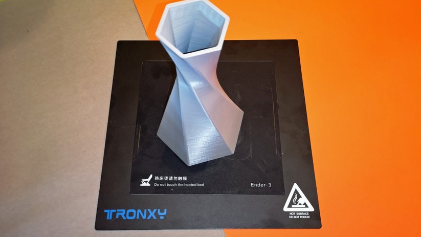 Die Druckplatten von Ender 3 (oben) und Tronxy X5SA (unten) im Vergleich.