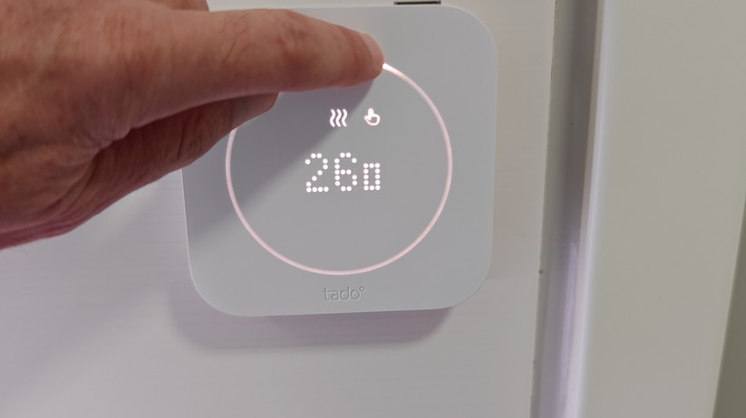 Die Steuerung über den Touch-Ring ist intuitiv und gelingt deutlich einfacher als bei Tastenlösungen – einfach mit dem Finger entlang des Kreises fahren, um die Temperatur anzupassen.