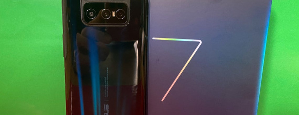 Asus Zenfone 7 Pro: Turbo-Smartphone mit Flip-Kamera