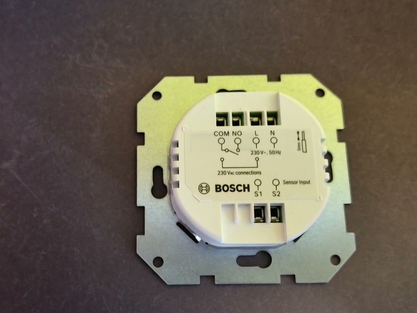 Das Bosch Raumthermostat II 230V nutzt zur Steuerung von Fußbodenheizungen die Zigbee-Funktechnik. Obwohl es damit grundsätzlich einen Hub benötigt, sind Anwender nicht auf das Bosch-Ökosystem festgelegt: Das Thermostat kann auch direkt in Home Assistant eingebunden werden.