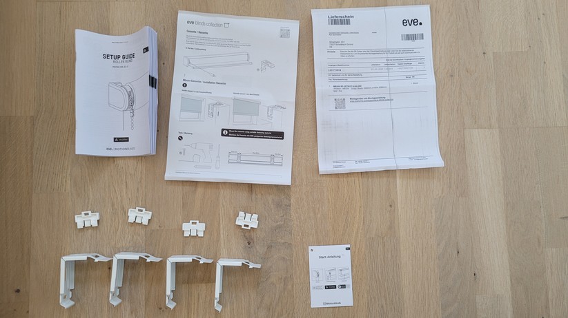 Eve Blinds Collection: Die vier Halterungen für unser knapp 6 kg schweres Test-Rollo sind schnell montiert. Schrauben und Dübeln gehören aber nicht zum Lieferumfang. Anschließend klippt man das Rollo in die Halterungen und setzt die vier Sicherungen aus Plastik in die Verschlüsse ein. 