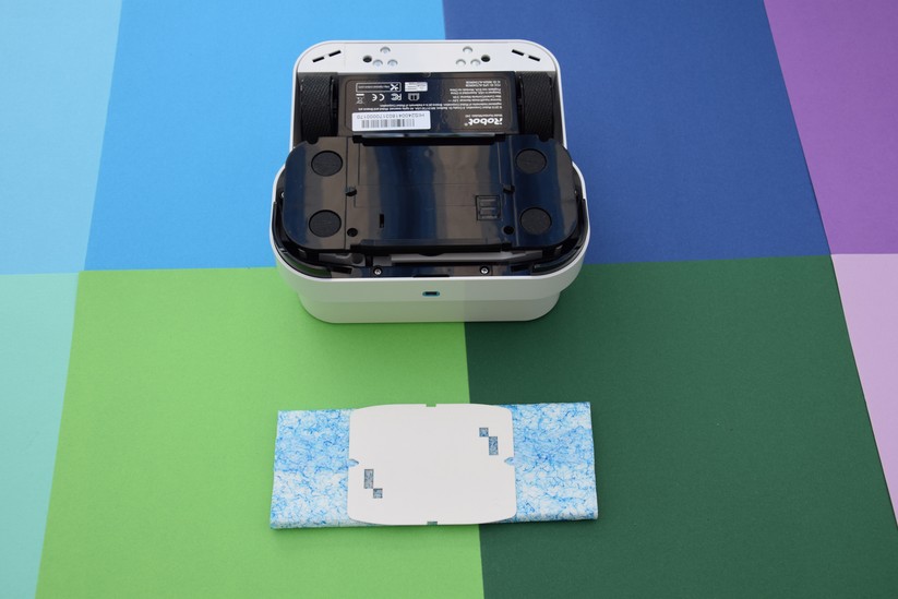 Das jeweilige Wischtuch wird unten am Roboter befestigt. 