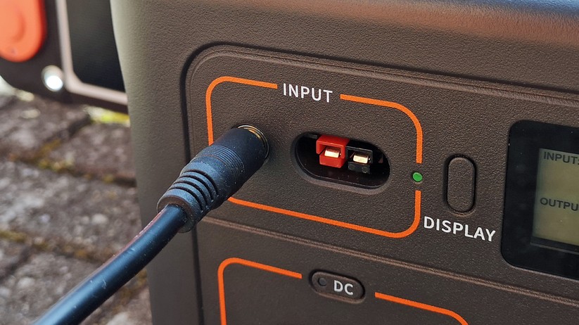 Ein einzelnes Paneel nutzt den Rundstecker.