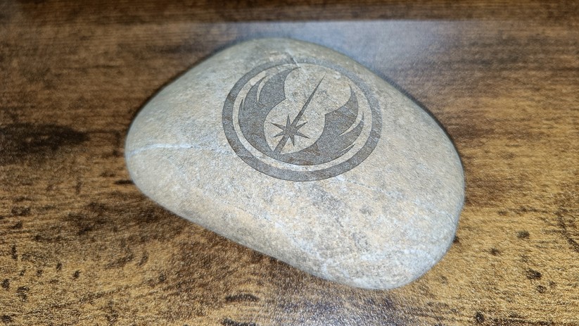 Das Relief ist trotz ungerade Oberfläche und einer Arbeitszeit von unter fünf Minuten spürbar in die Oberfläche des Steins eingebrannt.