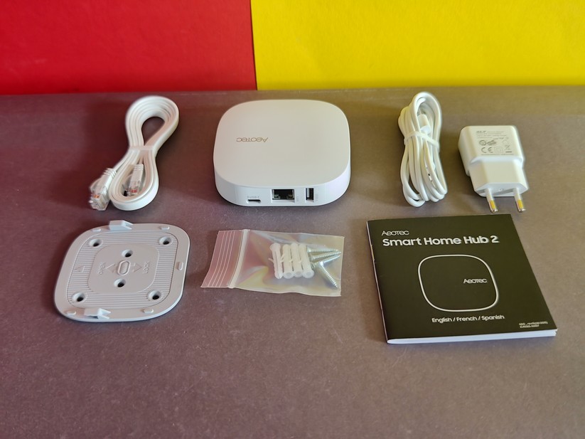 Der neue V4-Hub ist deutlich flotter als der Vorgänger V3-Hub. Außerdem bietet er mehr RAM und auch mehr Speicherplatz. Letzteres ist etwa wichtig, wenn man viele Geräte im Einsatz hat und für die lokale Ausführung entsprechende Edge-Treiber auf der Zentrale installieren möchte. Der V4-Hub unterstützt wie der Vorgänger Zigbee, Thread und Matter, verzichtet aber auf Z-Wave. 