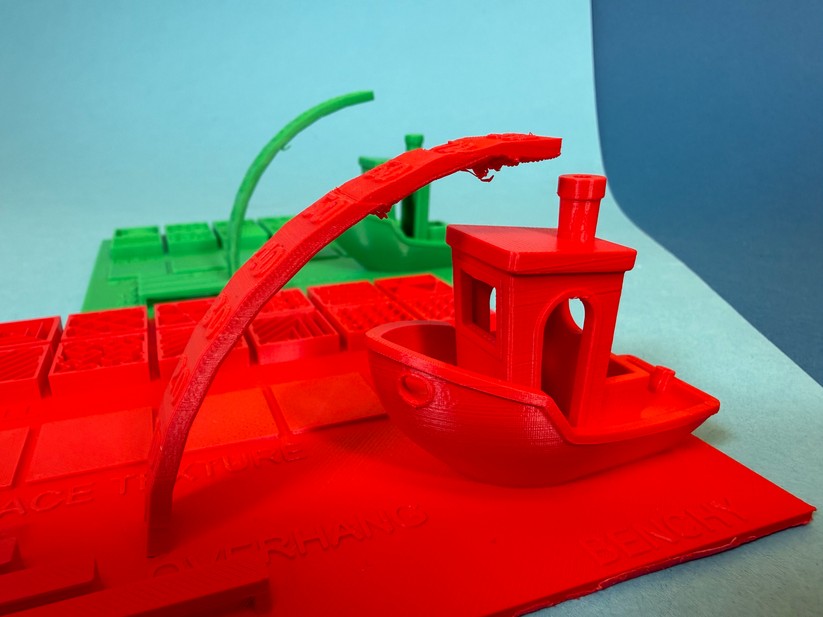 Rot Snapmaker, Grün Bambu P1S: Vor allem bei den Überhängen ab 50 Grad sieht's beim Bambu noch etwas besser aus, ...