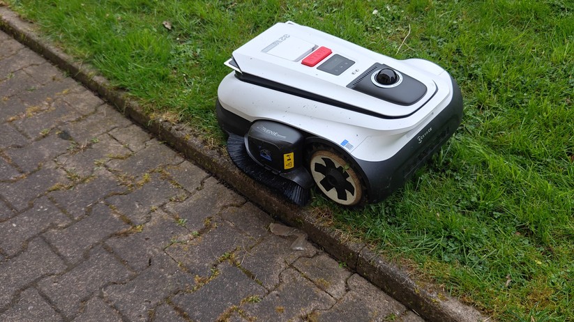 Der Trimmer funktioniert noch nicht perfekt. Aber nach zwei Durchläufen kann sich das Ergebnis sehen lassen. So wenig Nacharbeit an den Kanten bietet bislang kein anderer von uns getester Mähroboter.