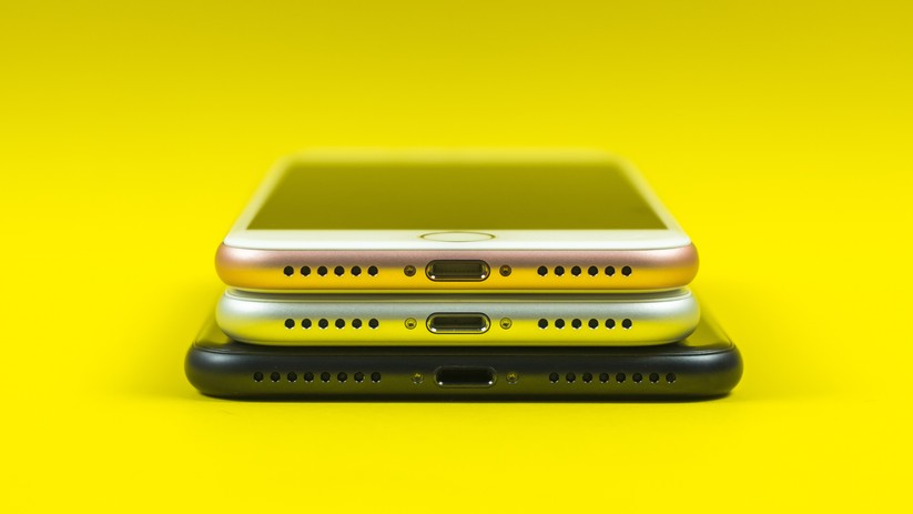 Statt einem analogen 3,5-mm-Klinkeranschluss, verwendet Apple seinen eigenen und digitalen Lightning-Anschluss.