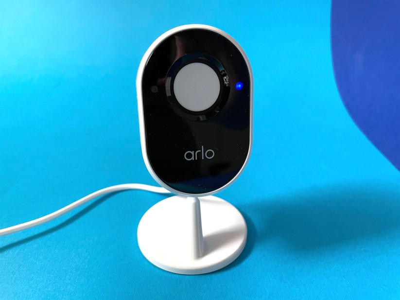 Im Privacy-Modus deaktiviert sich die Arlo Essential Indoor Camera und schiebt einen Deckel vor die Linse.