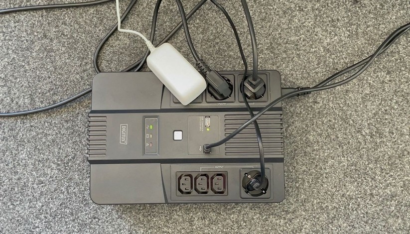 Im Test mit Verbrauchern, die insgesamt etwa 100 Watt ausmachen, sind alle Schuko-Stecker der Digitus All-in-One USV 600VA/360W belegt. Dank der drei Kaltgerätestecker bleibt aber noch Platz für weitere Verbraucher.