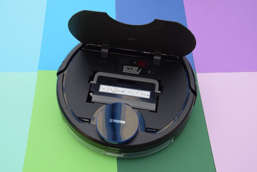 beim Ecovacs Deebot Ozmo 930 steckt der Staubtank unter der oberen Abdeckung. 