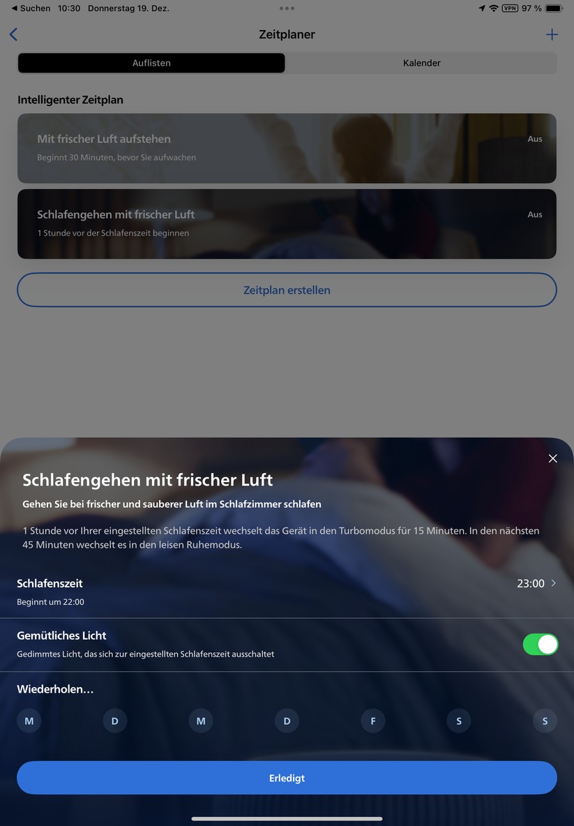 Mit der App Air+ können Anwender den Philips-Lufteiniger nicht nur einfach steuern und Zeitpläne anlegen. Sie bietet auch Informationen zur Funktionsweise des Geräts und zur Luftqualität. Außerdem integriert sie das Benutzerhandbuch und erläutert die Vorgehensweise für Reinigung und Austausch der Filter. 