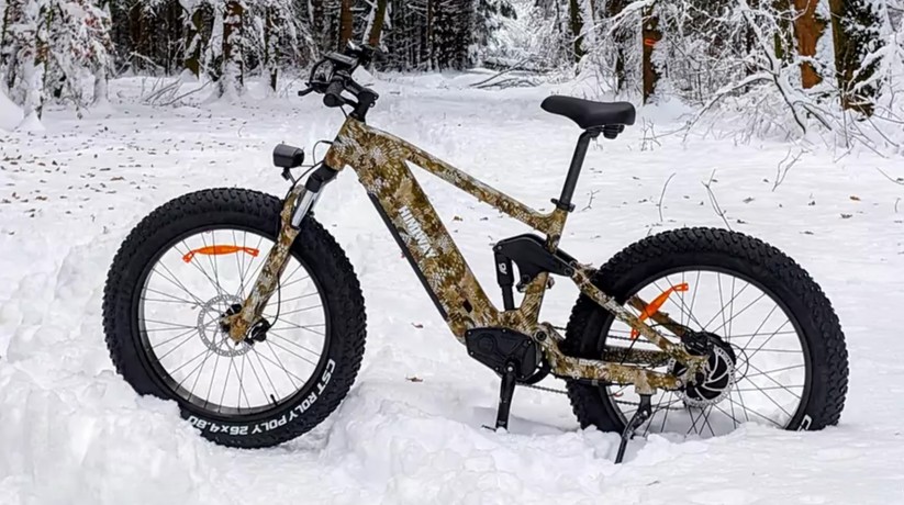 Fat-E-Bike Himiway Cobra mit 4 Zoll breiten Reifen im Schnee.