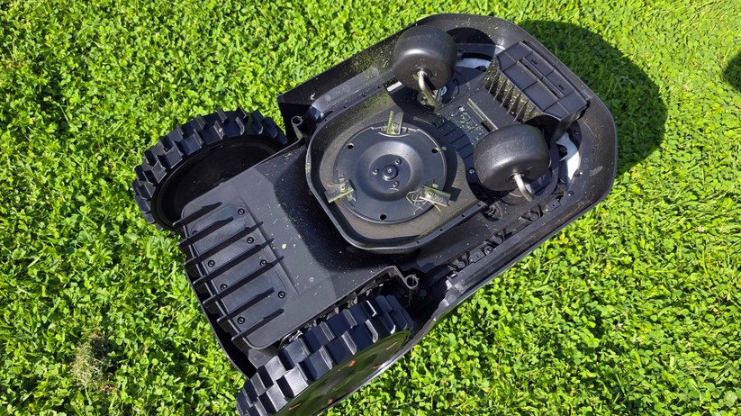 Der Eufy C15 navigiert ausschließlich mithilfe von Kameras, bietet eine Schnittbreite von 18 cm und ist für eine Rasenfläche bis 500 m² geeignet. Ideal für kleinere Stadtgärten, in denen ein RTK-Empfang meist problematisch ist.