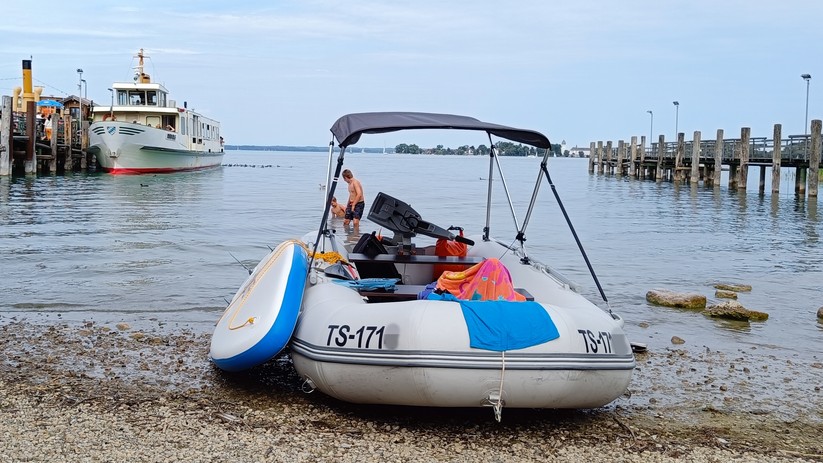 Für den Chiemsee sind eine Zulassung und die Kennzeichnung auf dem Boot vorgeschrieben.