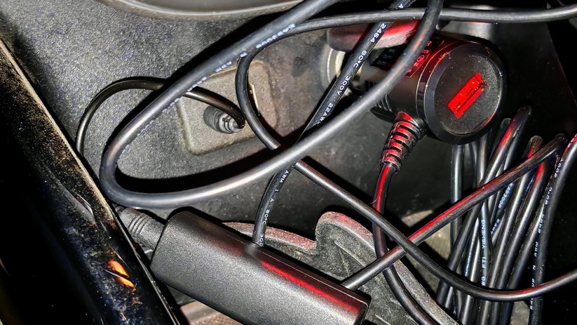 Lamtto RC30: 12-V-Adapter und AUX-Kabel mit Entstörfilter eingesteckt 