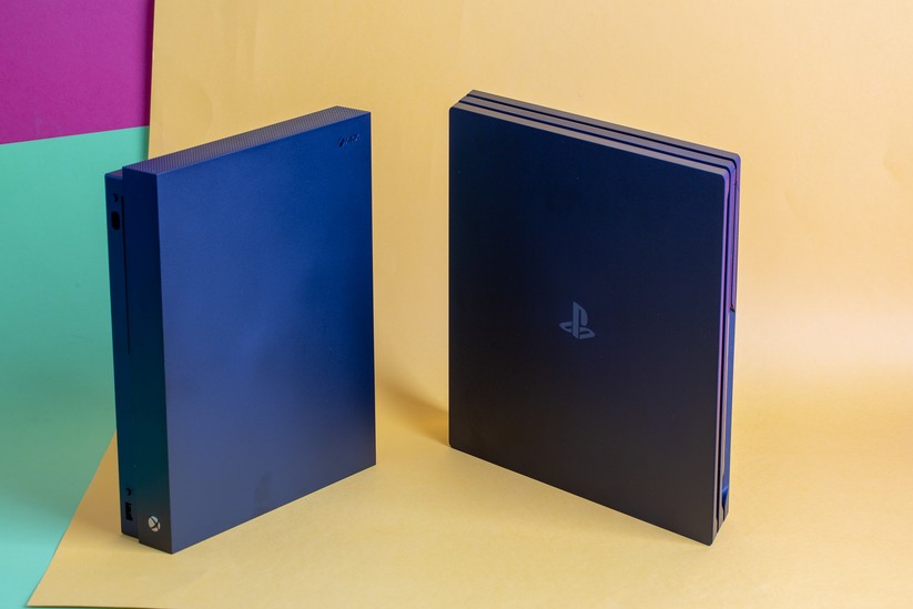 Auch die Xbox One X (l.) und die PS4 Pro (r.) können 4K streamen. Die Xbox One X und die deutlich günstigere One S bietet dazu noch ein UHD-Blu-ray-Laufwerk.