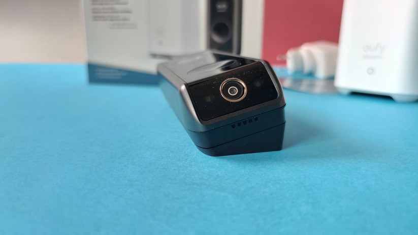 Eufy Video Doorbell Dual 2K mit 15°-Montagehalterung.