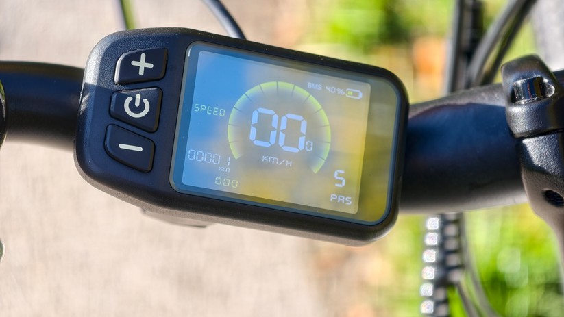 Farbdisplay mit drei Tasten am Lenker des City-E-Bikes Evercross EK25
